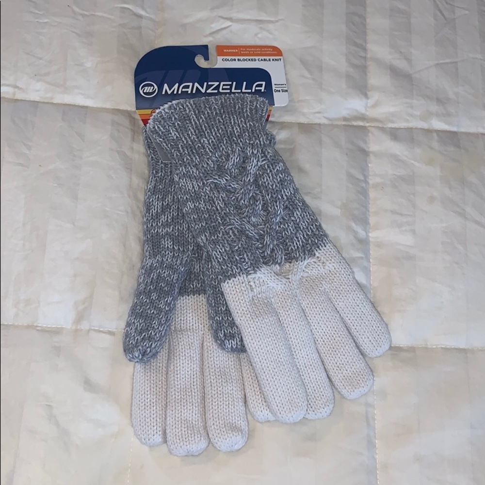 COLOR BLOCKED CABLE KNIT GLOVES
